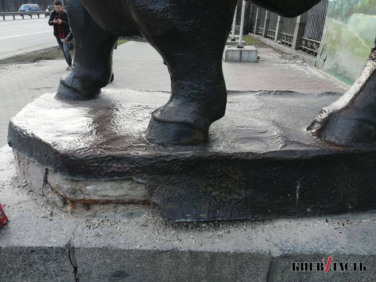 От статуи бизона возле Киевского зоопарка начали отпиливать фрагменты (фото)