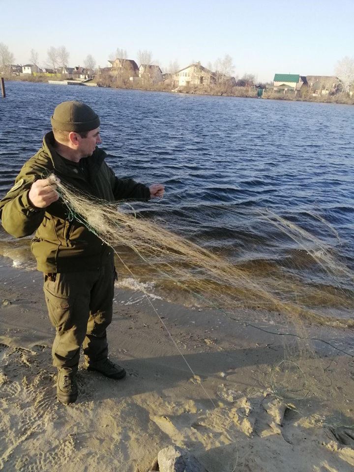 Киевский рыбоохранный патруль за неделю обнаружил 7 км браконьерских сеток