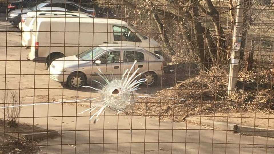 В Киеве обстреляли здание Голосеевского райсуда