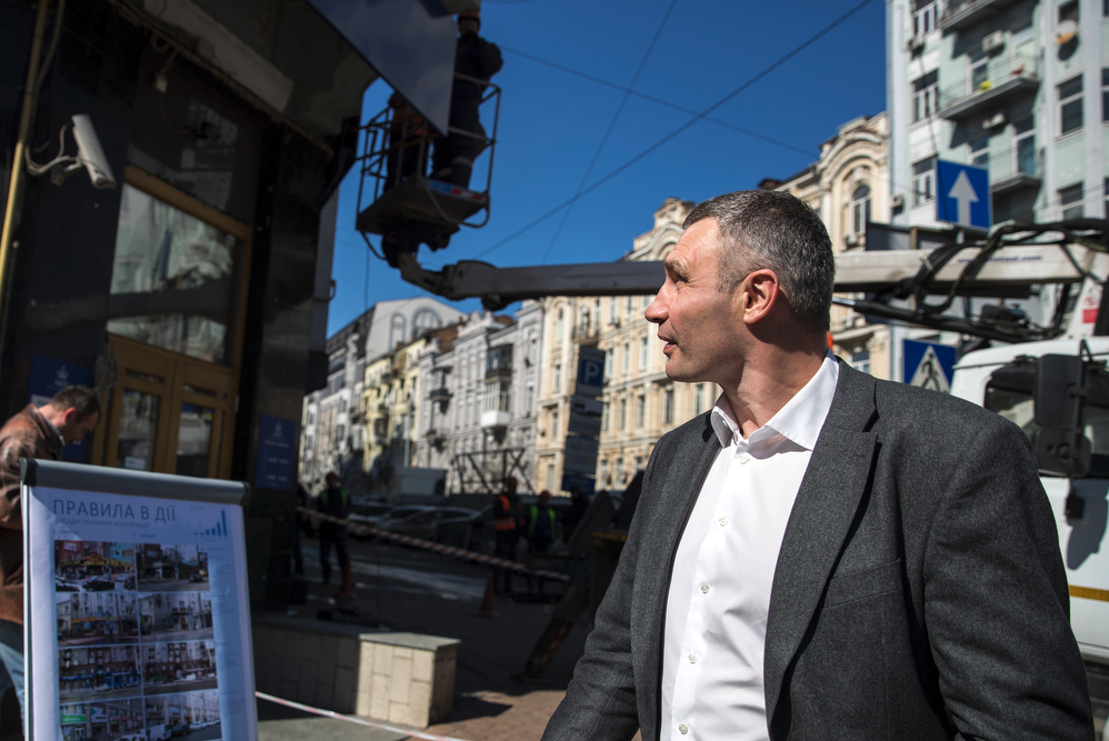 Кличко: в Киеве демонтировано 1600 рекламных носителей, еще почти столько же будут убраны до конца мая