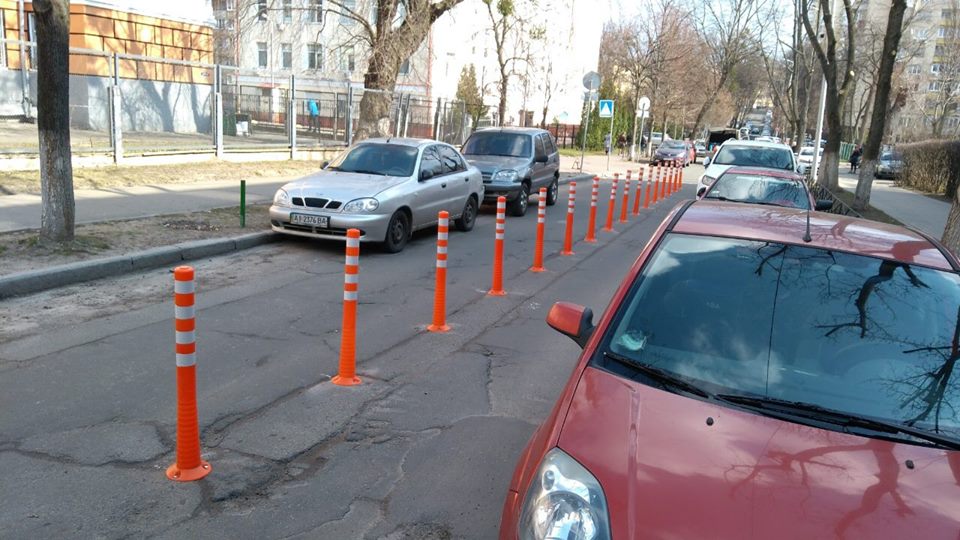 На улице Смоленской в Киеве установили делиниаторы (фото)