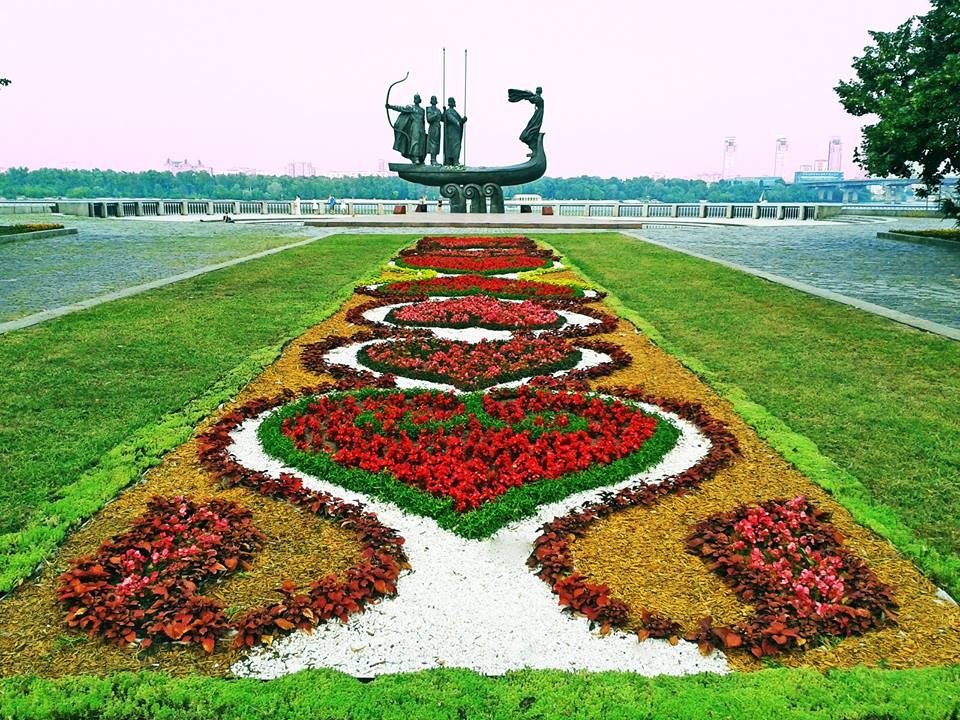 “Киевзеленстрой” переходит к оформлению городских клумб многолетними растениями