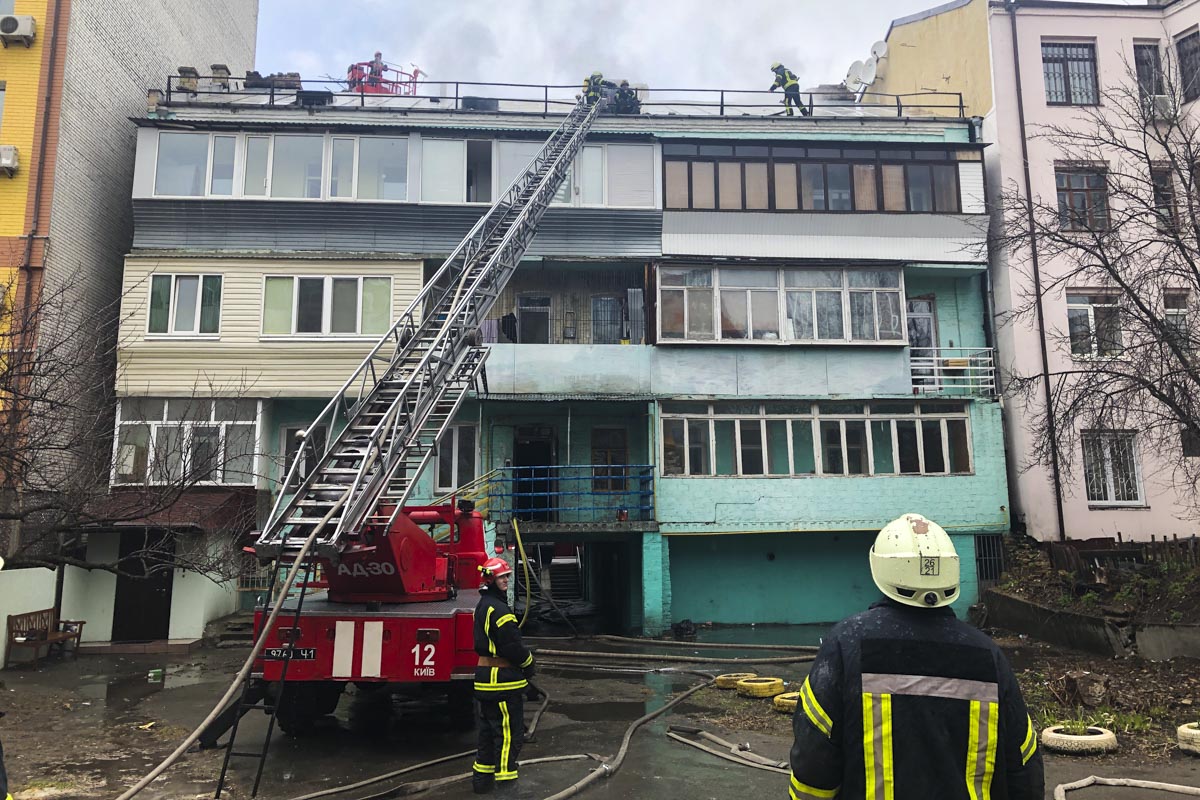 Пожар в жилом доме на столичном Подоле ликвидировало полсотни спасателей (фото, видео)