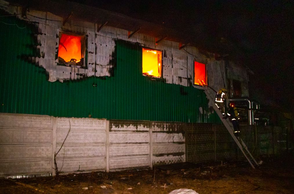 На Киевщине в масштабном пожаре на военных складах пострадал человек (фото)