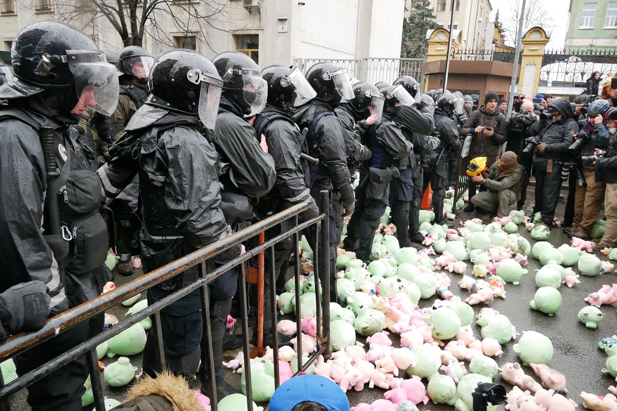 Акция протеста против коррупции в Киеве: без столкновений, но со свиньями (фото, видео)
