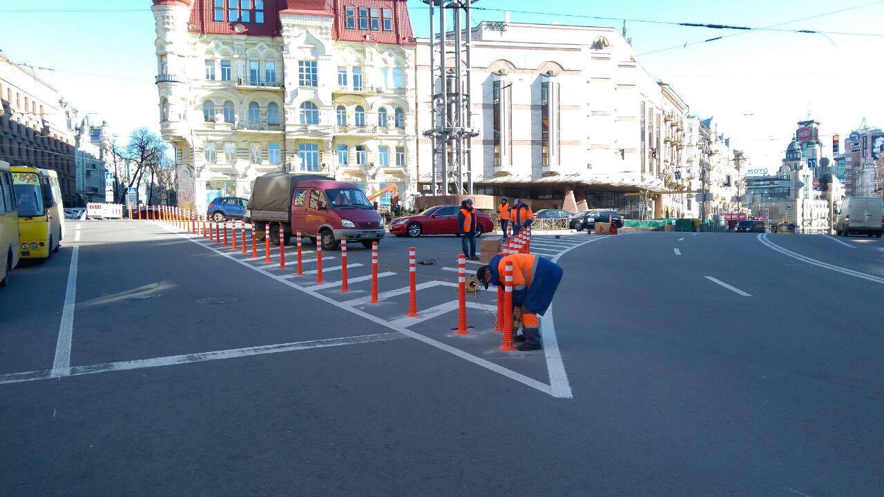 На площади в центре Киева установили делиниаторы (фото)