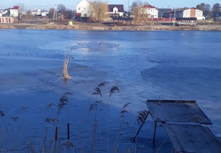 На Киевщине спасли трех провалившихся под лед мужчин