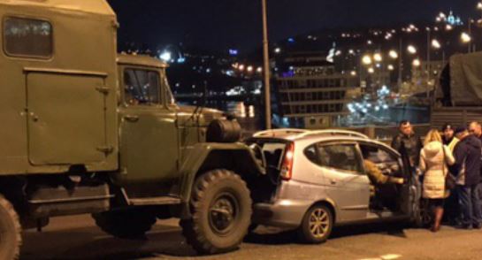 На Гаванском мосту в Киеве военный грузовик врезался в Chevrolet (фото, видео)