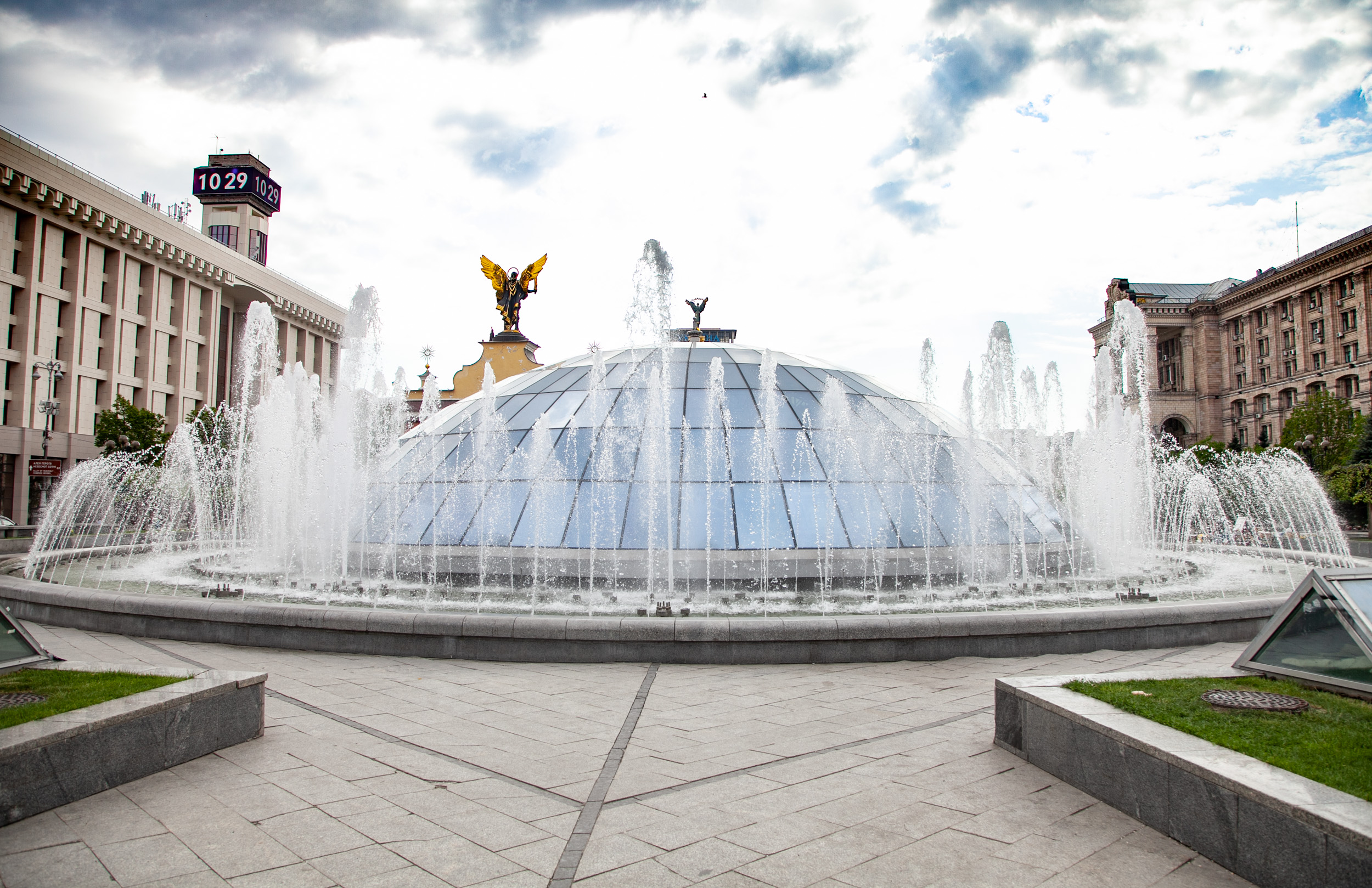 Сегодня, 27 апреля, шесть центральных столичных фонтанов возобновили свою работу (фото, видео)