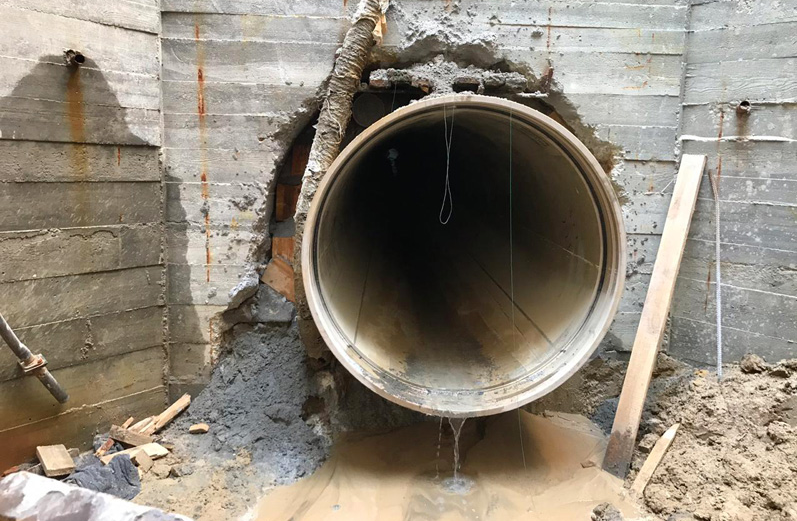 Загрязняющий Совские пруды в Киеве канализационный коллектор могут обновить до конца года (фото, видео)