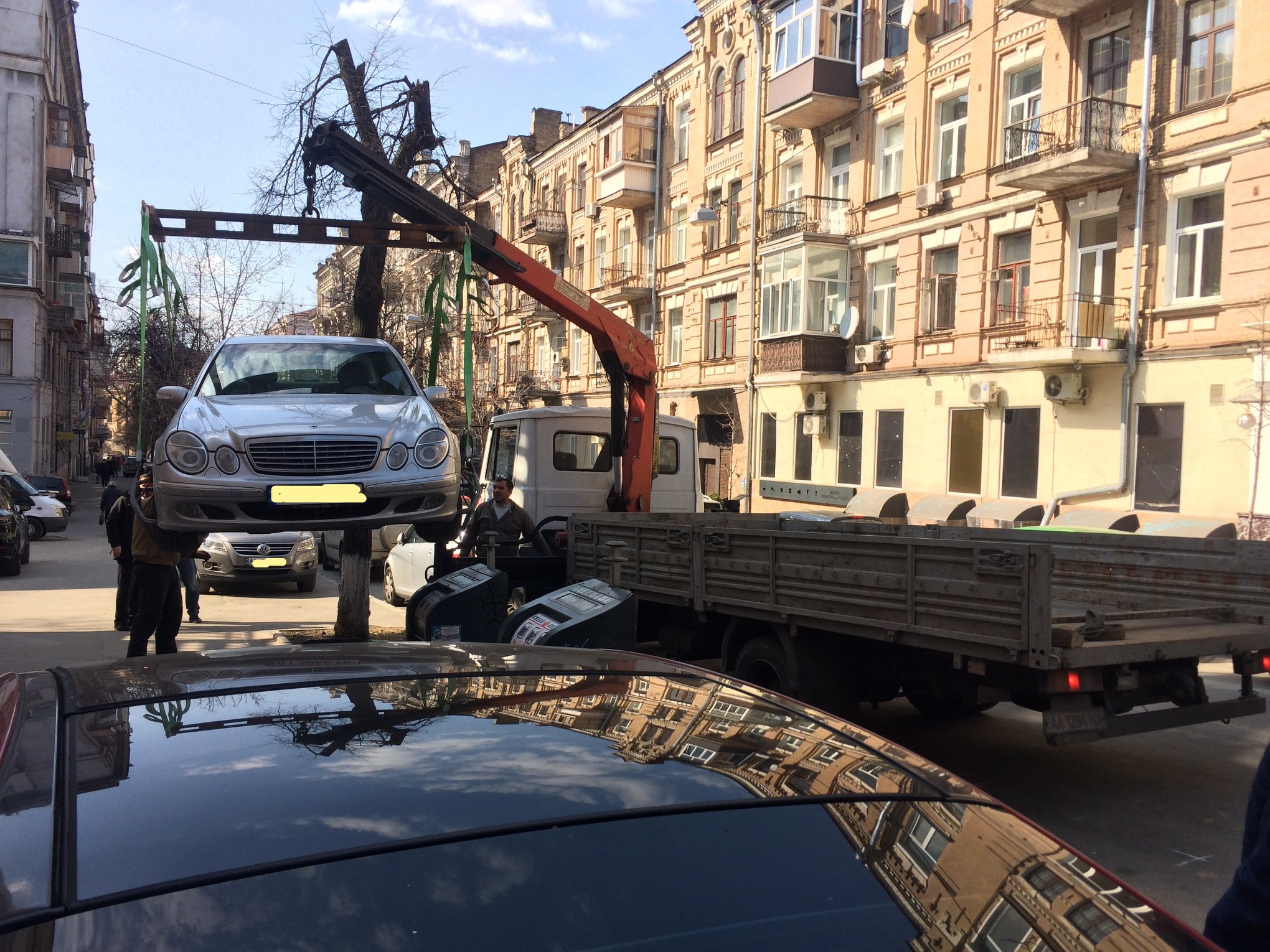 За неделю в Киеве эвакуировали на спецплощадку 28 транспортных средств (фото)