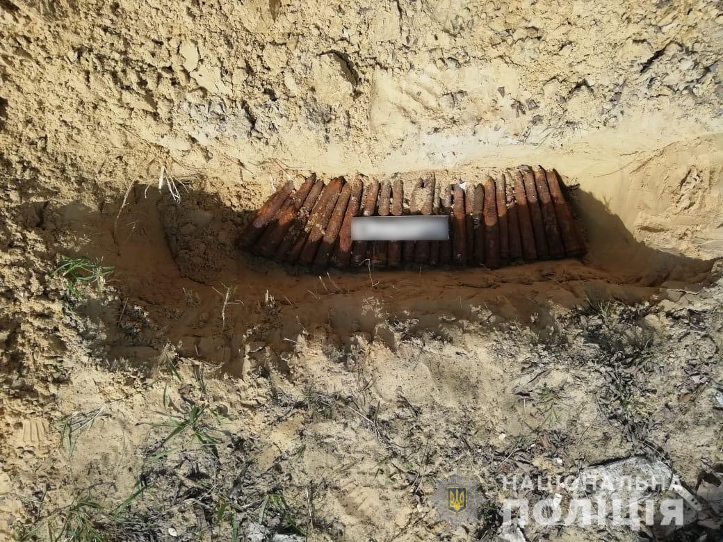 На Киевщине взрывотехники уничтожили 50 снарядов Второй Мировой войны (фото)