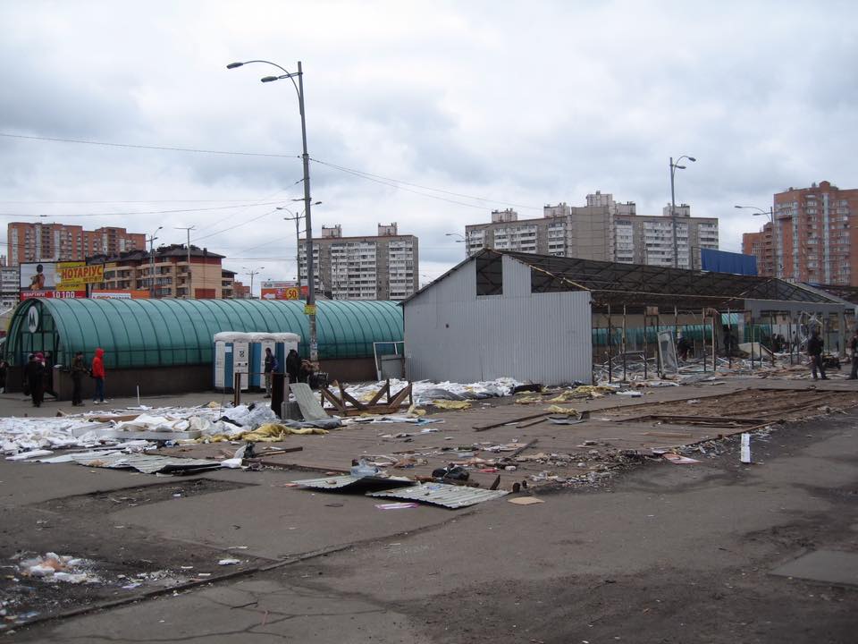 На месте демонтированных МАФов возле станции метро “Академгородок” начали возводить новые павильоны