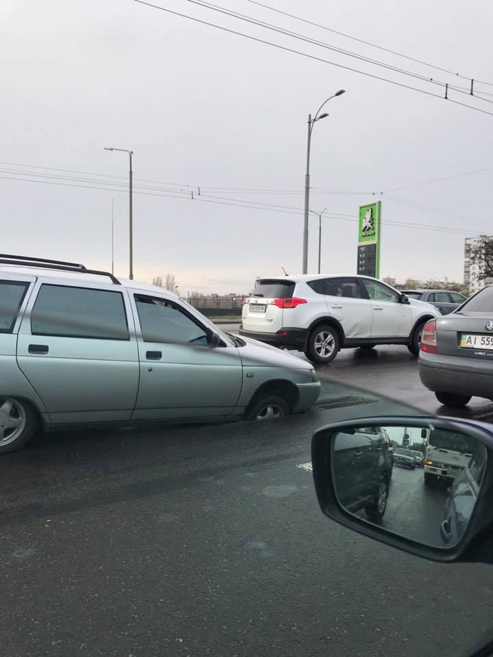 Утром 17 апреля уже несколько автомобилей застряли в яме на путепроводе на проспекте Соборности в Киеве - соцсети (фото)