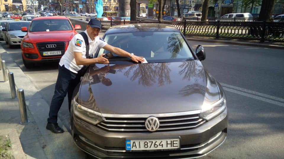 На улицах Киева начали работать “в тестовом режиме” инспекторы по парковке (фото)