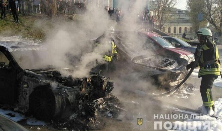 На Владимирском спуске в Киеве неизвестный в балаклаве поджег два автомобиля (фото)
