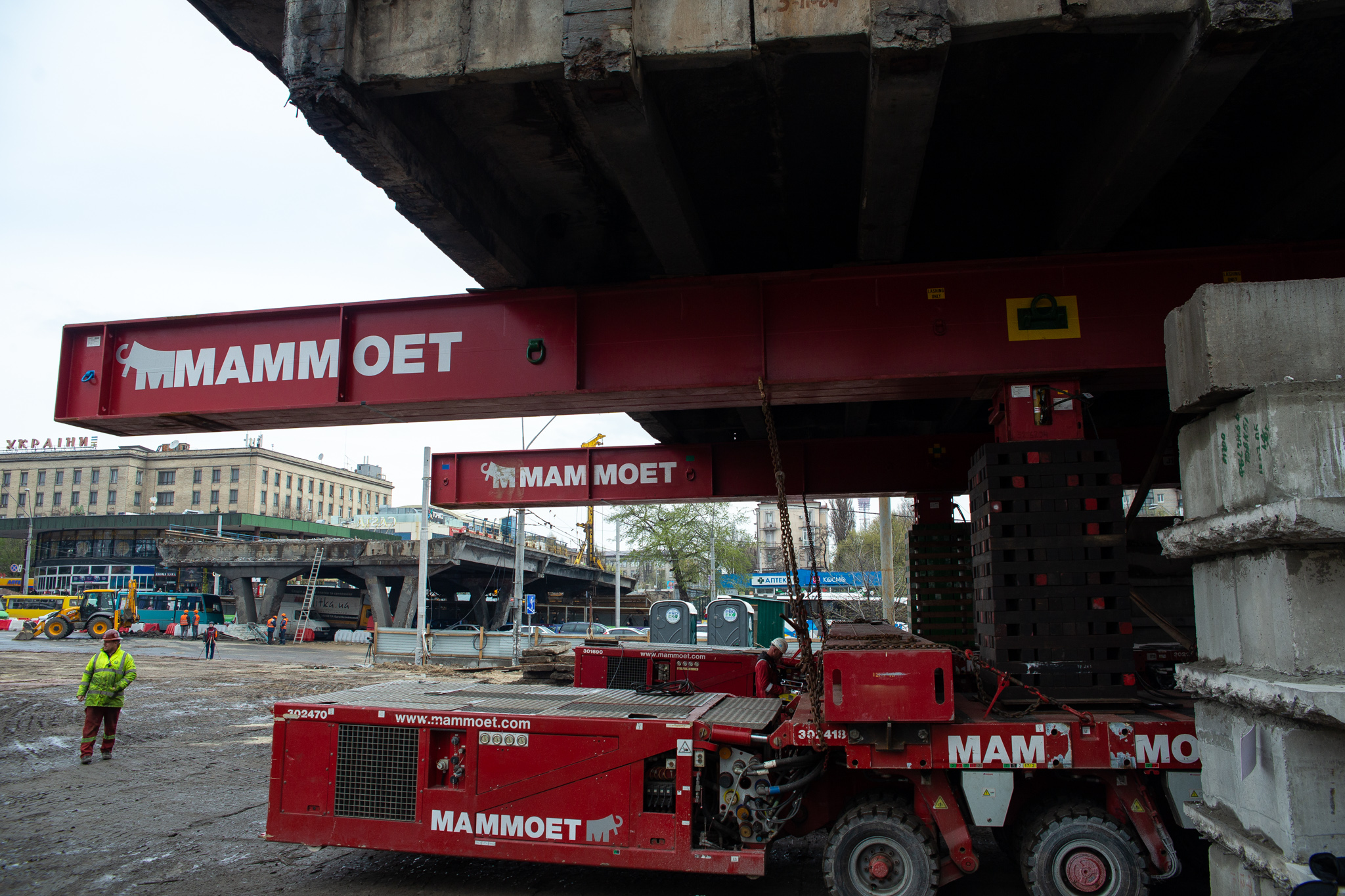 Для разборки Шулявского моста привлекли “мега-домкрат”, чтобы ускорить работы (фото) - КГГА
