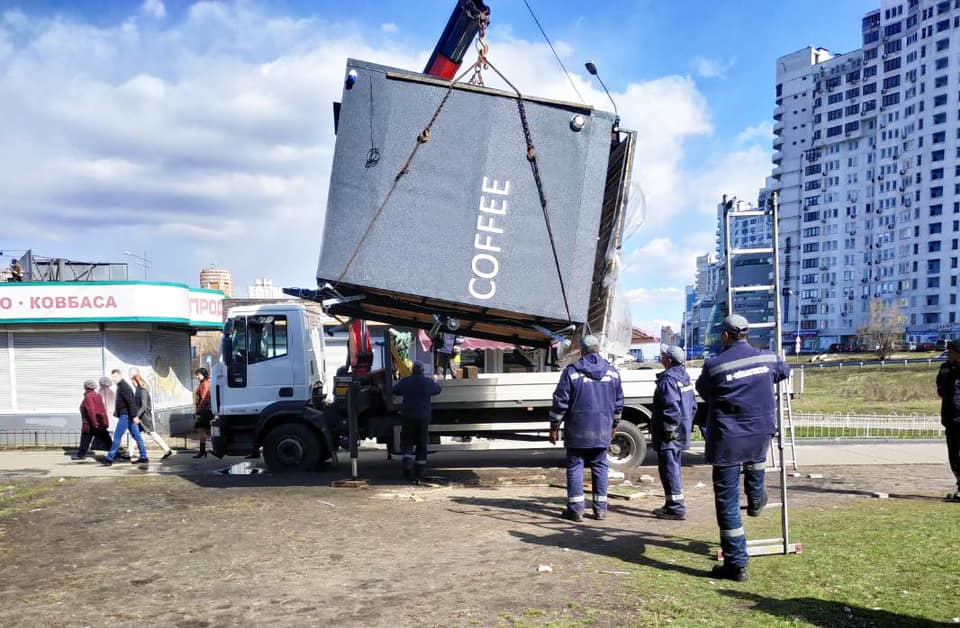 “Киевблагоустройство” за неделю демонтировало 28 временных сооружений (фото)