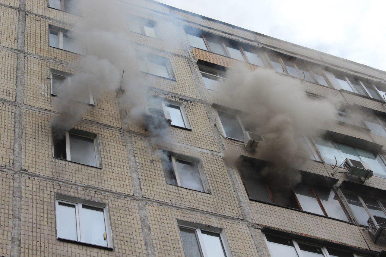Во время тушения пожара в Днепровском районе Киева спасатели обнаружили тело мужчины (фото)