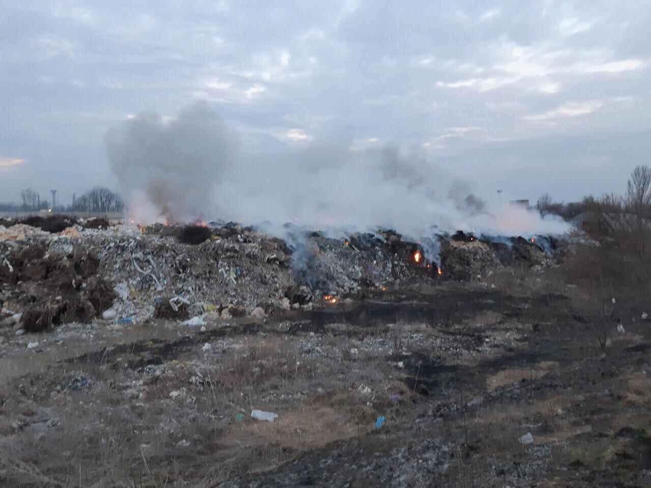 На стихийной свалке в Белоцерковском районе Киевщины возник масштабный пожар