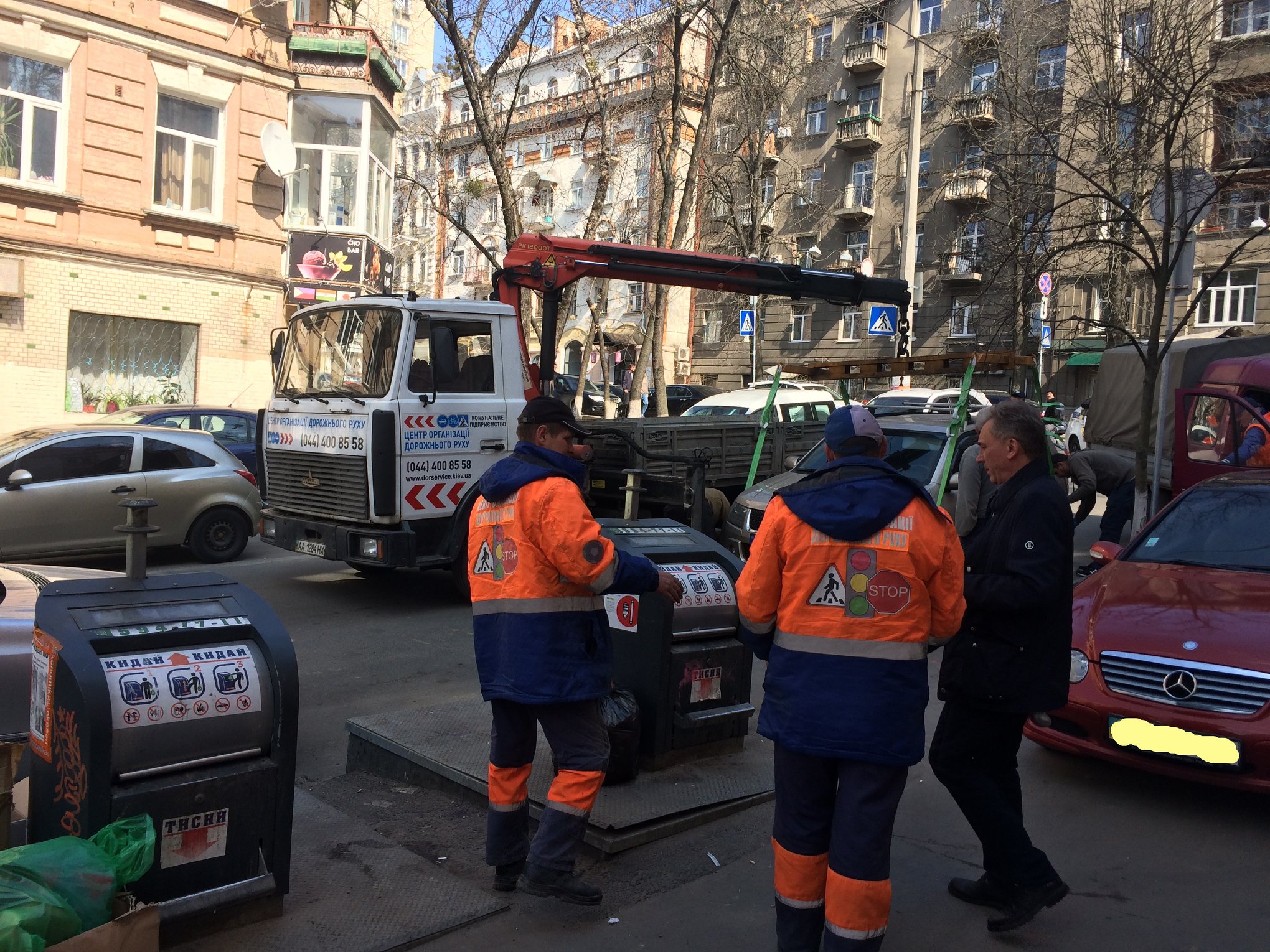 Для установки делиниаторов на улице Липинского в Киеве пришлось переместить два автомобиля (фото)