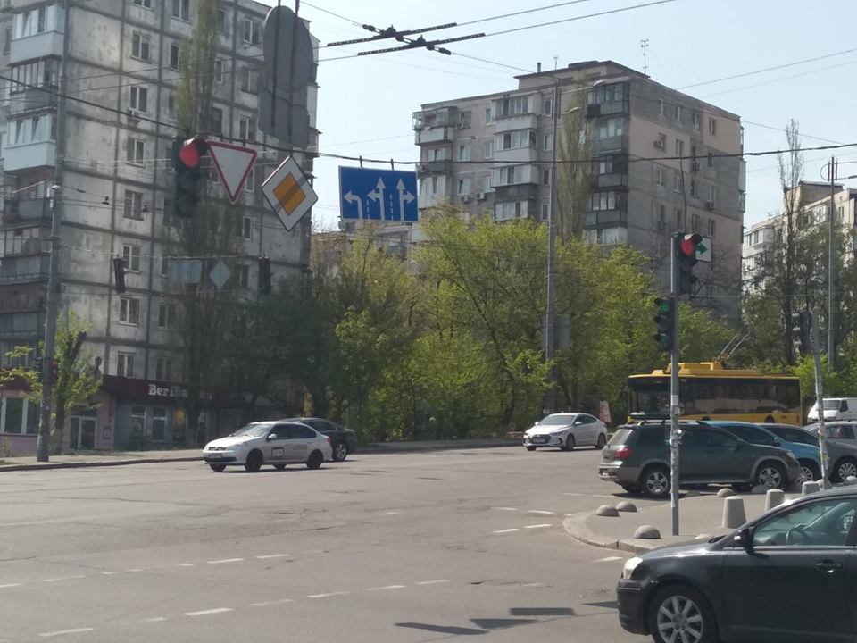 В Киеве на перекрестке улиц Липковского, Ползунова и Кудряшова около Южного вокзала изменили схему дорожного движения (схема, фото)
