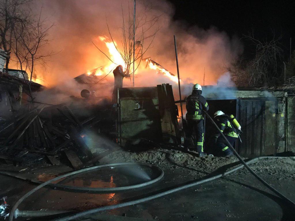 Спасатели больше 4 часов ликвидировали пожар в Подольском районе Киева (фото, видео)