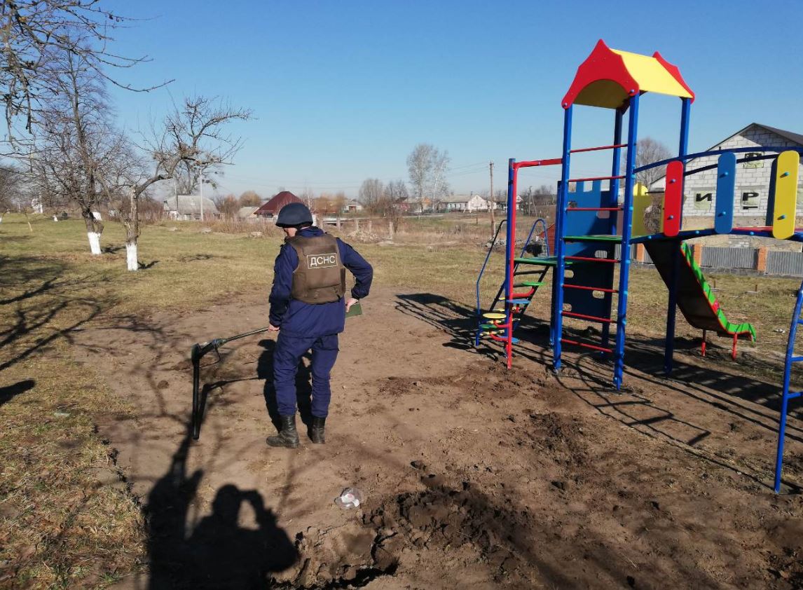 На Киевщине на территории детского сада обнаружили минометные мины (фото, видео)