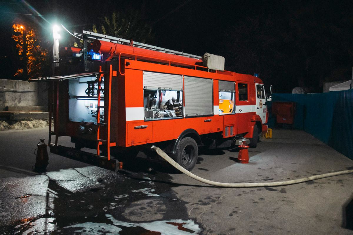 На ул. Бережанской в Киеве произошел пожар на АЗС, погиб сотрудник станции (фото, видео)