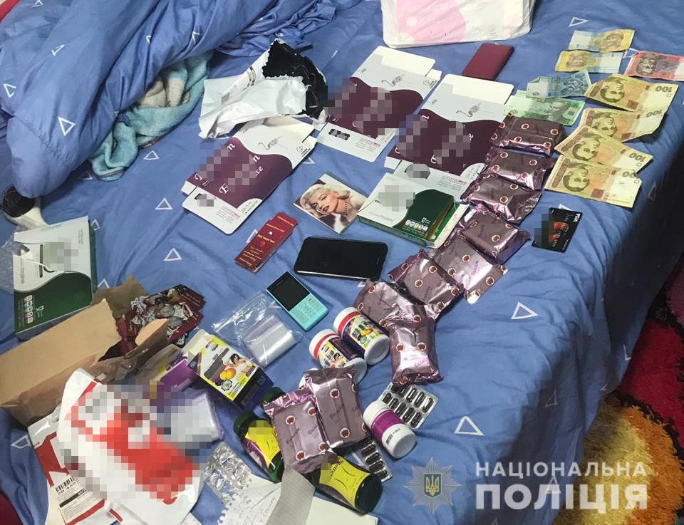 Киевские правоохранители разоблачили группу продавцов препаратов для похудения с содержанием психотропного вещества (фото)