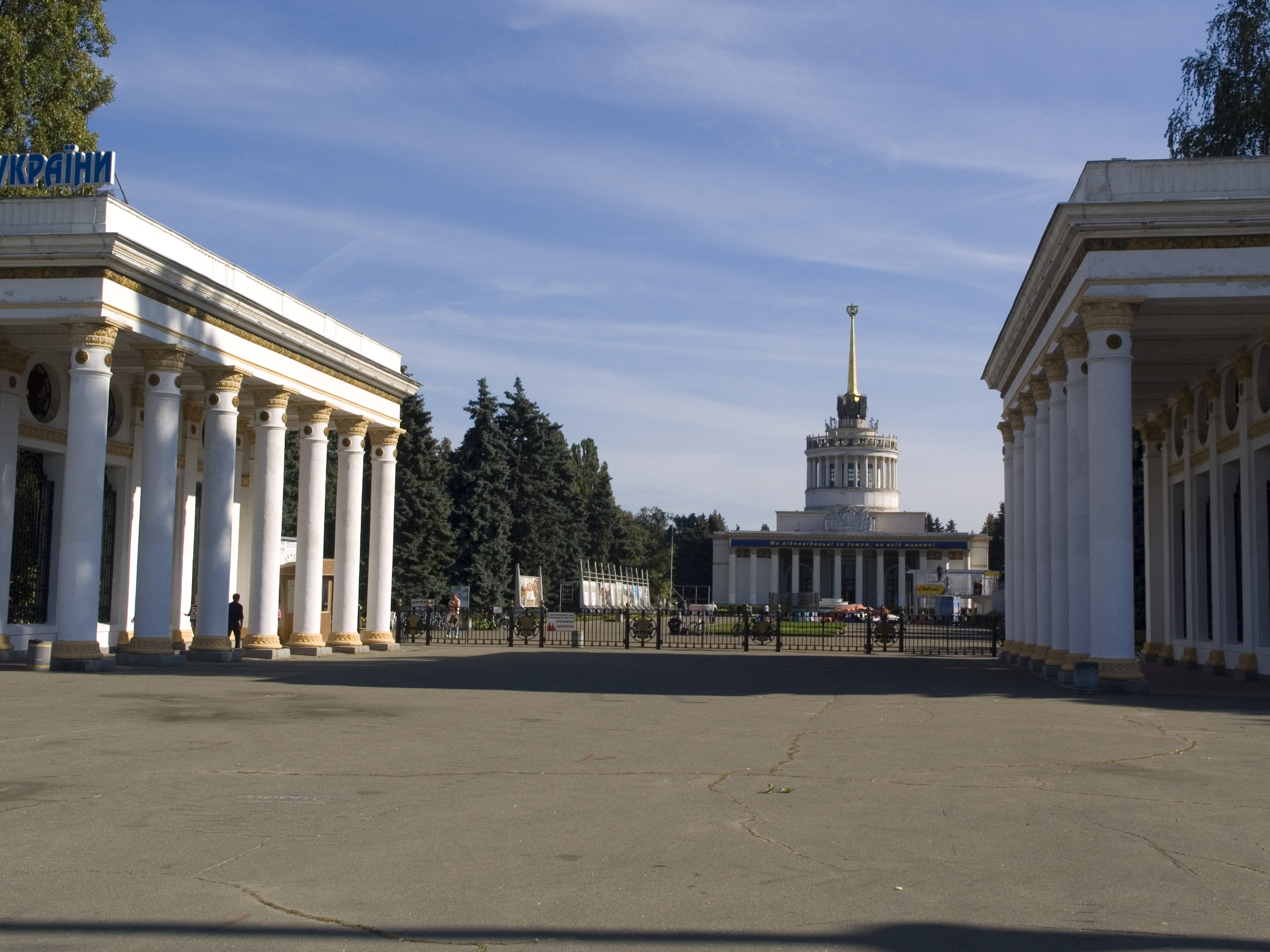 В парке на столичном ВДНХ обнаружили повешенным студента