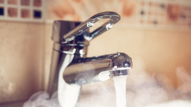 Из-за гидравлических испытаний 54 дома в Киеве остались без горячей воды на две недели (адреса)