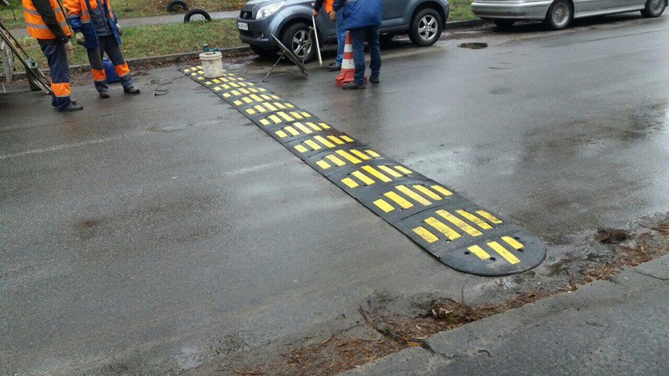 На одной из улиц в Пуще-Водице коммунальщики установили “лежачие полицейские” (фото)