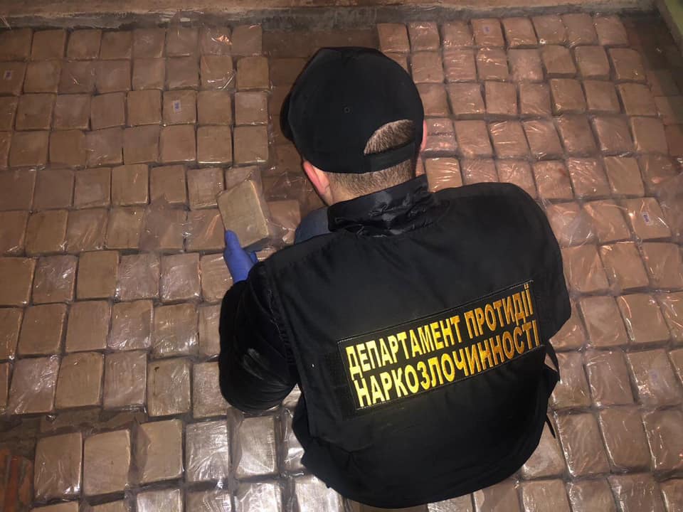 В Киеве ночью задержали иностранцев с 300 кг героина (фото)