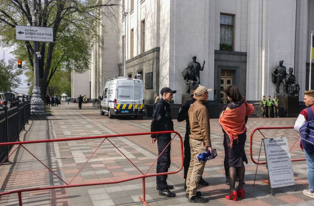 В здании Верховной Рады ищут взрывчатку - СМИ (фото, видео)