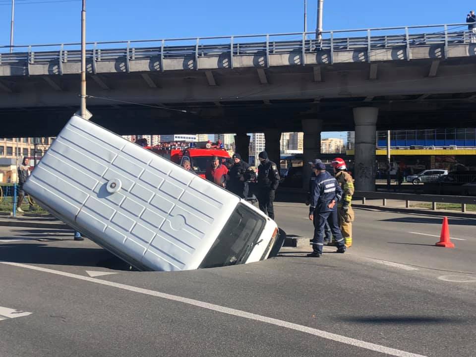 Около Центрального автовокзала Киева в яму на дороге провалился микроавтобус (фото, видео)