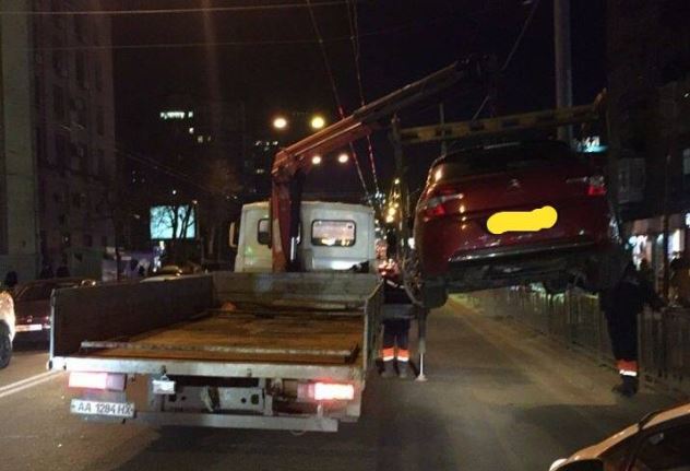 За неделю в Киеве эвакуировали на спецплощадку 23 транспортных средства (фото)