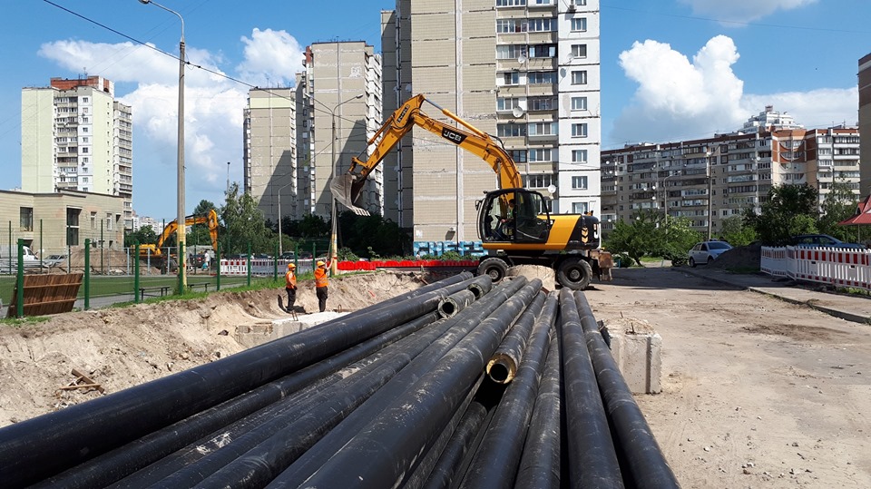 “Киевтеплоэнерго” меняет более километра трубопровода на улице Бальзака (фото)