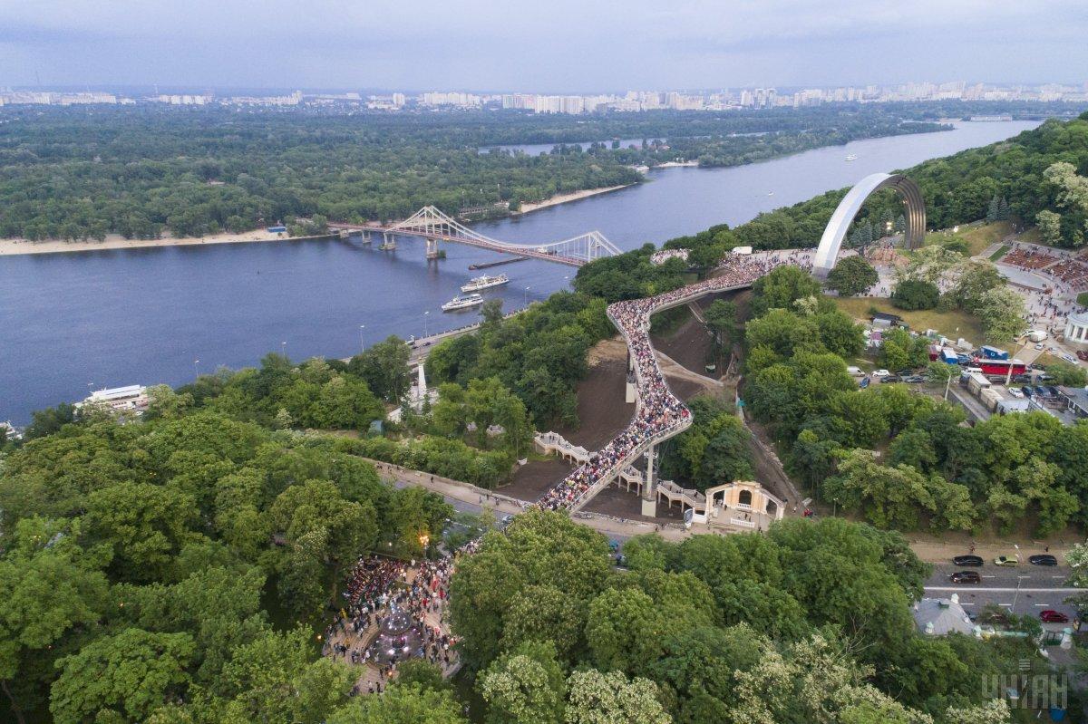 В минувшие выходные на новом пешеходно-велосипедном мосту в Киеве одновременно находилось от 8 до 15 тысяч человек