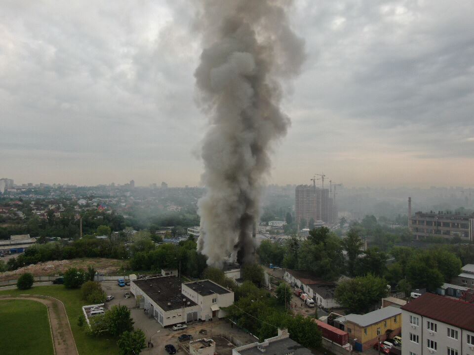 Полсотни спасателей ликвидировали пожар в Голосеевском районе Киева (фото, видео)