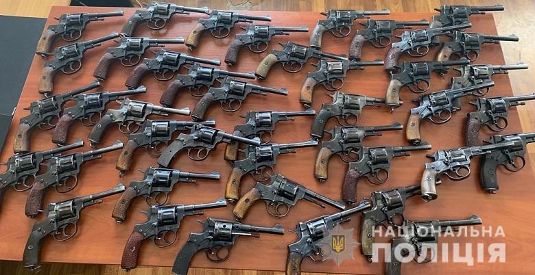 За месяц киевляне добровольно сдали в полицию почти полтысячи единиц оружия