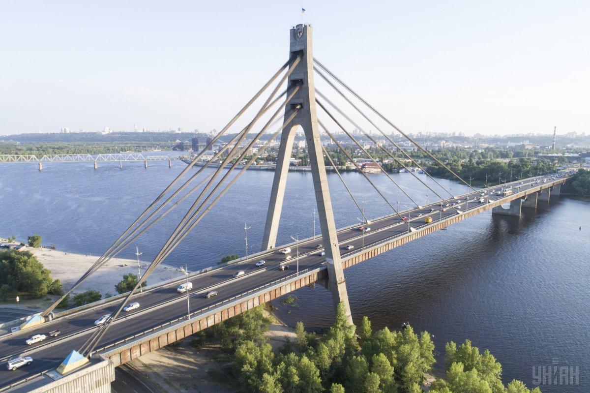 С 31 мая по 5 июня будет ограничено движение транспорта на Северном мосту в Киеве