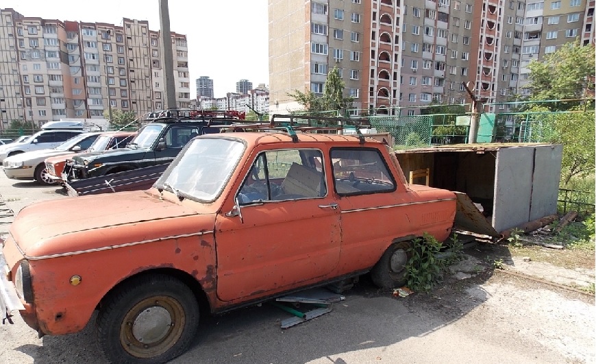 Брошенные на улицах Киева автомобили могут быть распроданы