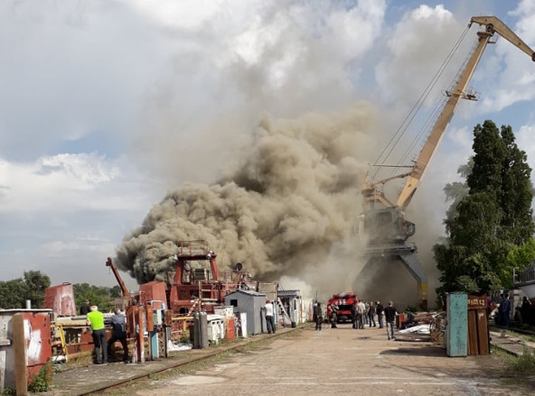 На судостроительном заводе “Кузня на Рыбальском” вспыхнул пожар (фото, видео)