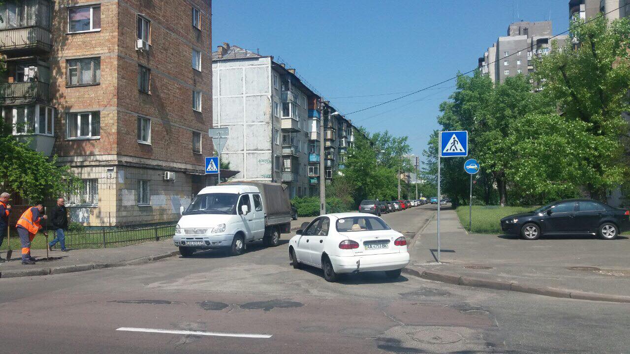 На выезде с улицы Тороповского на бульвар Верховного Совета в Киеве приняты меры по улучшению безопасности движения (фото)