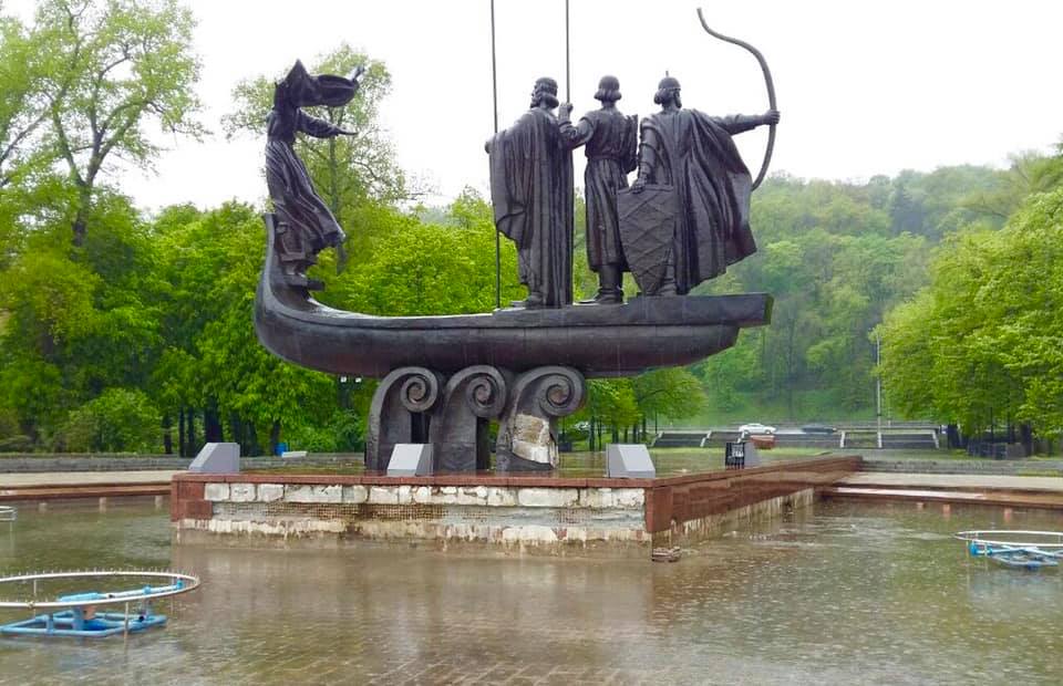 В Киеве с памятника его основателям обдирают цветмет