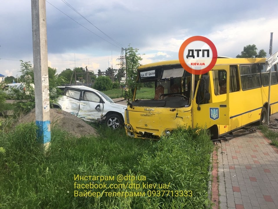 В Бориспольском районе в ДТП с участием маршрутки пострадали четыре человека (фото)