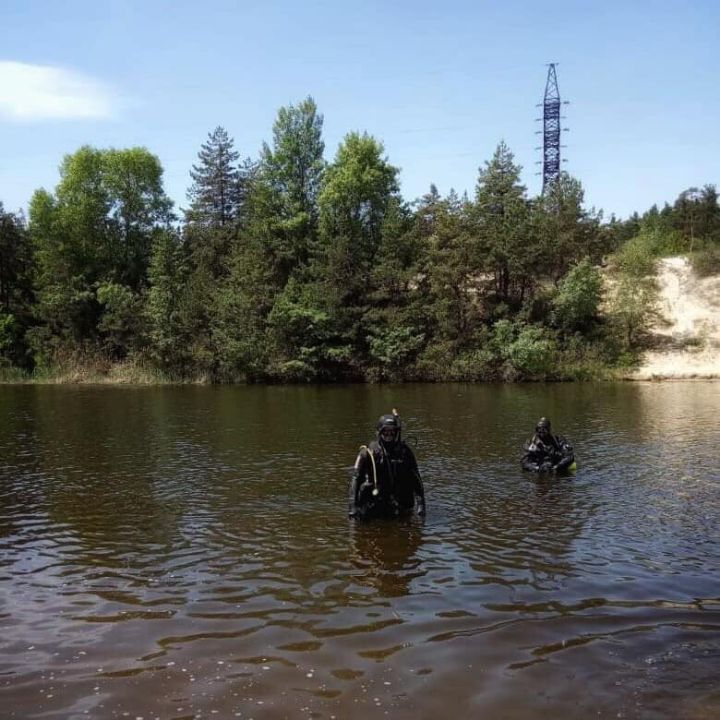Дно реки Стугна на Киевщине очистили от мусора с помощью водолазов (фото)