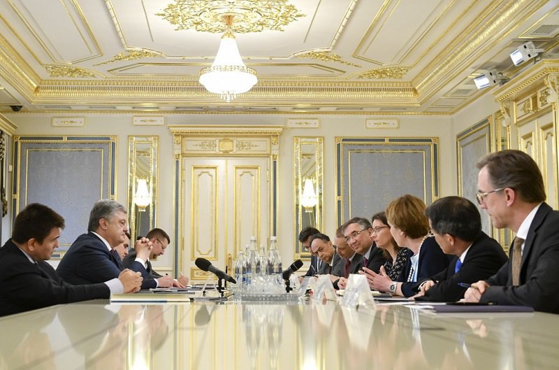 Послы G7 вежливо попросили Порошенко передать власть Зеленскому