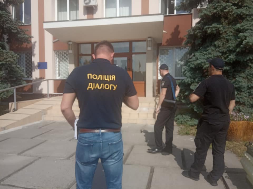 Неизвестные в камуфляже пытались захватить помещение горсовета Украинки